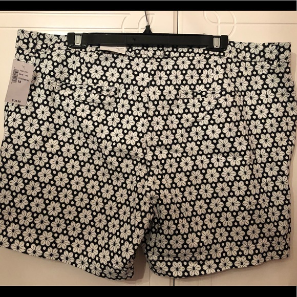Floral mid rise shorts - Picture 4 of 5